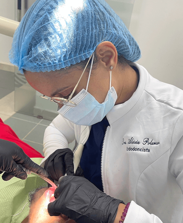 Dentista atendiendo paciente en clínica dental DentiCare en La Vega