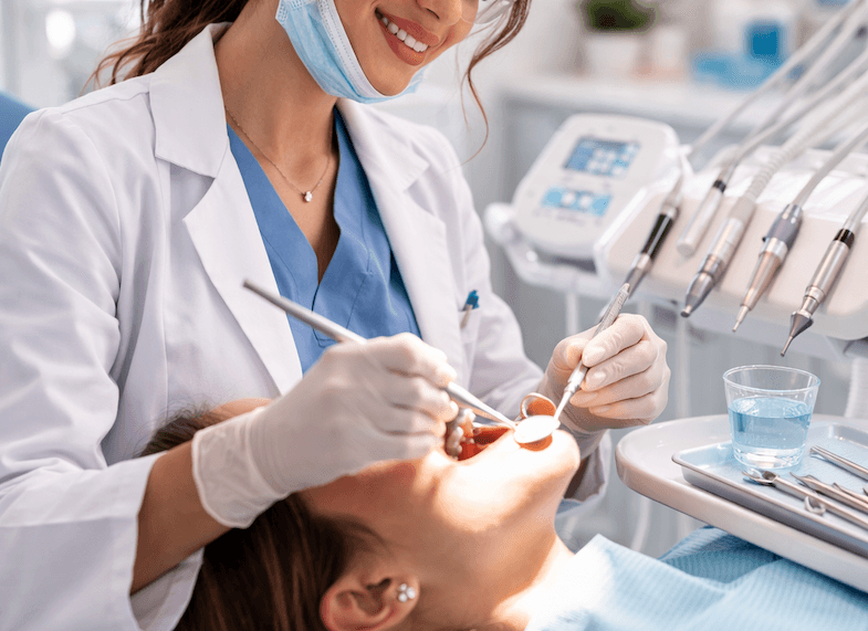 Dentista atendiendo paciente en clínica dental DentiCare en La Vega